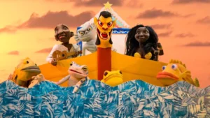 Cena do espetáculo Barcarola Encantada, do Grupo de Teatro de Bonecos Vira Toco, Ponto de Cultura da Chapada Diamantina, com personagens representando lendas do Rio São Francisco, como a Mãe d’Água e o Caboclo d’Água, em uma barcarola navegando pelo Velho Chico. O espetáculo, voltado ao público infantil e infantojuvenil, integra a programação do Pontão Tecendo Redes e da Cultura Viva, com apresentações gratuitas em Vitória da Conquista, como parte das ações da Política Nacional Aldir Blanc (PNAB). A peça destaca a força da cultura popular, o teatro de bonecos como ferramenta de formação e memória, e reafirma o compromisso com os territórios e as políticas públicas culturais da Bahia.